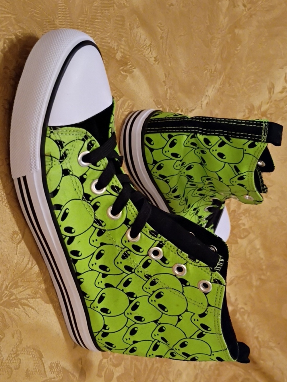 HOT TOPIC High-Top Canvas in Bright Green Alien Print Men's 9.0 Women's 11.0